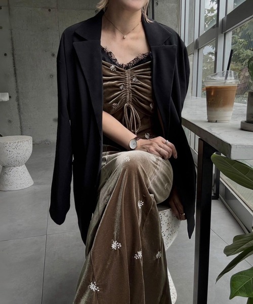 junoah(ジュノア)の「花柄刺繍ベロアキャミワンピース(裏地無し)(ワンピース・レディース・グレイッシュベージュ/ブラウン/ブラック・LARGE/MEDIUM/SMALL)」の3枚目の写真