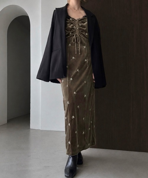 junoah(ジュノア)の「花柄刺繍ベロアキャミワンピース(裏地無し)(ワンピース・レディース・グレイッシュベージュ/ブラウン/ブラック・LARGE/MEDIUM/SMALL)」の11枚目の写真