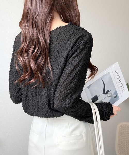 mily bilet(ミウィビレット)の「【mily bilet】ぽこぽこシアーが主役級。着るだけで旬顔に。シアーシャーリング袖ギャザーメローフリルカットソー(長袖)(Tシャツ/カットソー・レディース・ブラック/アイボリー系1/アイボリー系2/アイボリー・LARGE/MEDIUM/SMALL/X-LARGE)」の5枚目の写真