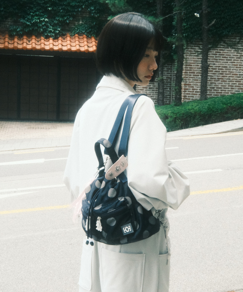 SIWEOL107(シウォル107)の「Dotty Bucket Bag (Navy)(ショルダーバッグ・レディース・ネイビー・FREE)」の2枚目の写真