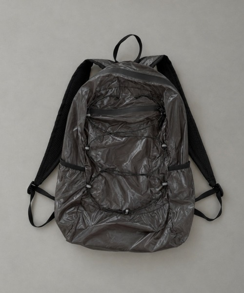 BROKEN BASE（ブロークンベース）の「Ripstop Sheer Compact Backpack / リップストップシアーコンパクトバックパック（バックパック/リュック・メンズ・ホワイト/チャコールグレー・フリー）」の2枚目の写真