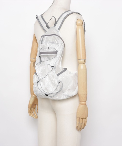 BROKEN BASE（ブロークンベース）の「Ripstop Sheer Compact Backpack / リップストップシアーコンパクトバックパック（バックパック/リュック・メンズ・ホワイト/チャコールグレー・フリー）」の6枚目の写真