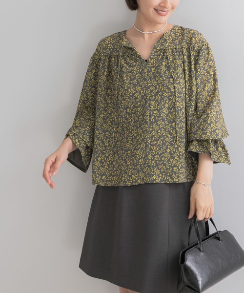 URBAN RESEARCH ROSSO WOMEN（アーバンリサーチ　ロッソ）の「スモールフラワープリントブラウス（シャツ/ブラウス・レディース・ブラック系その他/イエロー・FREE）」の2枚目の写真