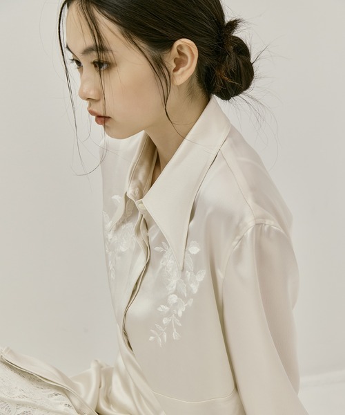 FETICO(フェティコ)の「【FETICO/フェティコ】《STUDIOUS別注》 EMBROIDERY SATIN SHIRT(シャツ/ブラウス・レディース・ホワイト/ブラック・FREE)」の13枚目の写真