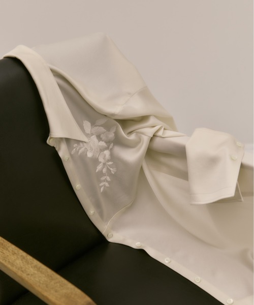 FETICO(フェティコ)の「【FETICO/フェティコ】《STUDIOUS別注》 EMBROIDERY SATIN SHIRT(シャツ/ブラウス・レディース・ホワイト/ブラック・FREE)」の22枚目の写真