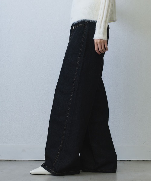 Clum(クルム)の「contrast stitch curved wide denim / コントラストステッチカーブワイドデニムパンツ(デニムパンツ・レディース・ダークブルー・MEDIUM/LARGE)」の10枚目の写真