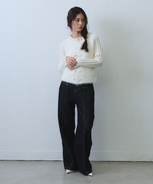 Clum(クルム)の「contrast stitch curved wide denim / コントラストステッチカーブワイドデニムパンツ(デニムパンツ・レディース・ダークブルー・MEDIUM/LARGE)」の3枚目の写真