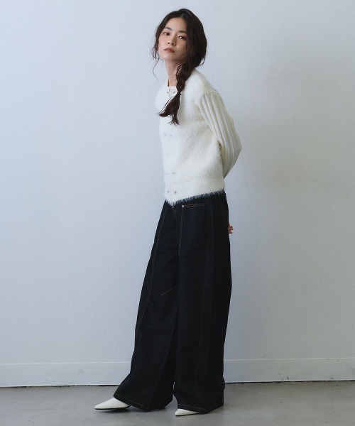 Clum(クルム)の「contrast stitch curved wide denim / コントラストステッチカーブワイドデニムパンツ(デニムパンツ・レディース・ダークブルー・MEDIUM/LARGE)」の4枚目の写真