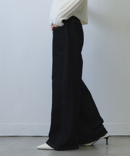 Clum(クルム)の「contrast stitch curved wide denim / コントラストステッチカーブワイドデニムパンツ(デニムパンツ・レディース・ダークブルー・MEDIUM/LARGE)」の6枚目の写真