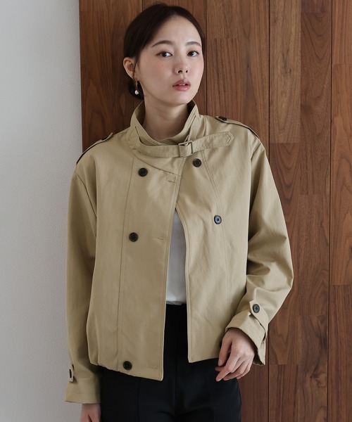 J by blue（ジェイバイブルー）の「スタンドカラーショートトレンチジャケット（ブルゾン・レディース・ベージュ/ブラウン/ブラック・MEDIUM）」の4枚目の写真