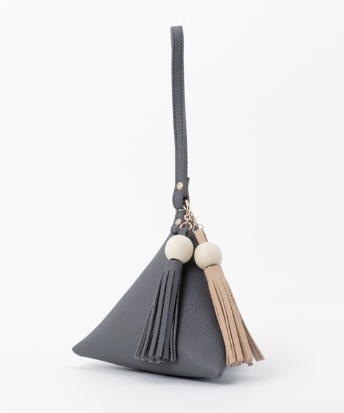 merlot plus(メルロープリュス)の「ウッドボールタッセル付き三角バッグ2172(ハンドバッグ・レディース・グレー/ブラック/ベージュ/ピンク/アイボリー・FREE)」の4枚目の写真