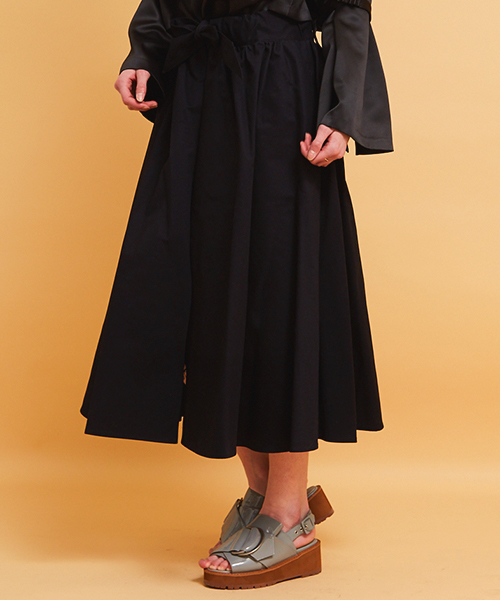 Ameri（アメリ）の「【STUDIOUS×AMERI】別注NATALIE 2WAY FLARE SKIRT（スカート・レディース・オレンジ/ネイビー・FREE）」の2枚目の写真