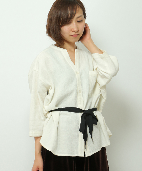 LBC（エルビーシー）の「ウエストリボンブラウス                   （シャツ/ブラウス・レディース・ベージュ/ホワイト/グリーン・LARGE/MEDIUM）」の2枚目の写真