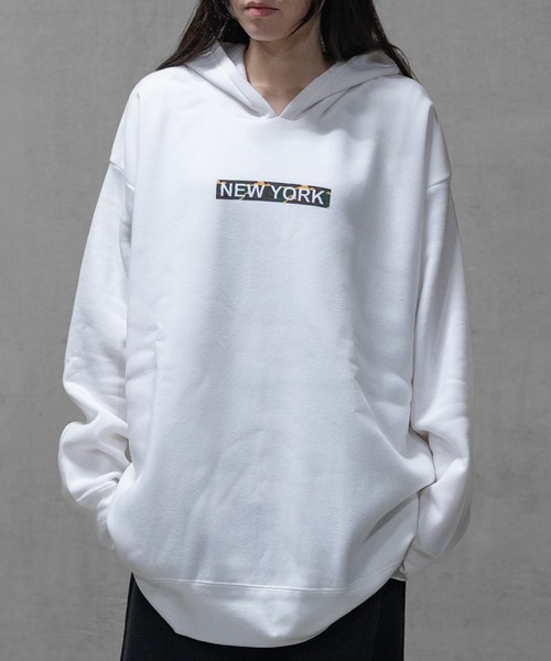 JOHN'S CLOSET（ジョンズクローゼット）の「【40I】裏起毛　プリント　ビッグシルエット プルパーカー（パーカー・メンズ・ホワイト系その他/ホワイト系その他2/ホワイト系その他3/ブラック系その他/ブラック系その他2/ブラック系その他3/ブラック系その他4/ブラック系その他5/グレー系その他/グレー系その他2/グレー系その他3/グレー系その他4/グレー系その他5/グレー系その他6/ベージュ系その他/ベージュ系その他2/ブルー系その他/ブルー系その他2/ピンク系その他/ピンク系その他2・MEDIUM/LARGE/X-LARGE）」の4枚目の写真