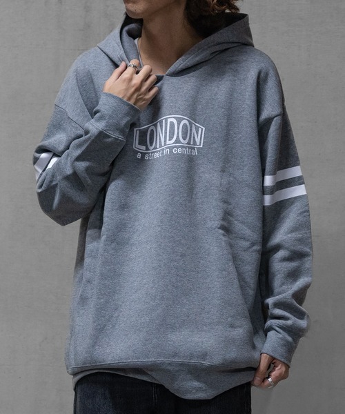 JOHN'S CLOSET（ジョンズクローゼット）の「【40I】裏起毛　プリント　ビッグシルエット プルパーカー（パーカー・メンズ・ホワイト系その他/ホワイト系その他2/ホワイト系その他3/ブラック系その他/ブラック系その他2/ブラック系その他3/ブラック系その他4/ブラック系その他5/グレー系その他/グレー系その他2/グレー系その他3/グレー系その他4/グレー系その他5/グレー系その他6/ベージュ系その他/ベージュ系その他2/ブルー系その他/ブルー系その他2/ピンク系その他/ピンク系その他2・MEDIUM/LARGE/X-LARGE）」の11枚目の写真