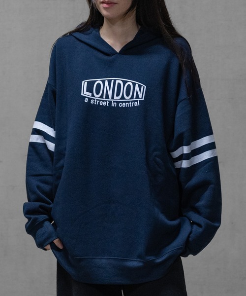 JOHN'S CLOSET（ジョンズクローゼット）の「【40I】裏起毛　プリント　ビッグシルエット プルパーカー（パーカー・メンズ・ホワイト系その他/ホワイト系その他2/ホワイト系その他3/ブラック系その他/ブラック系その他2/ブラック系その他3/ブラック系その他4/ブラック系その他5/グレー系その他/グレー系その他2/グレー系その他3/グレー系その他4/グレー系その他5/グレー系その他6/ベージュ系その他/ベージュ系その他2/ブルー系その他/ブルー系その他2/ピンク系その他/ピンク系その他2・MEDIUM/LARGE/X-LARGE）」の18枚目の写真