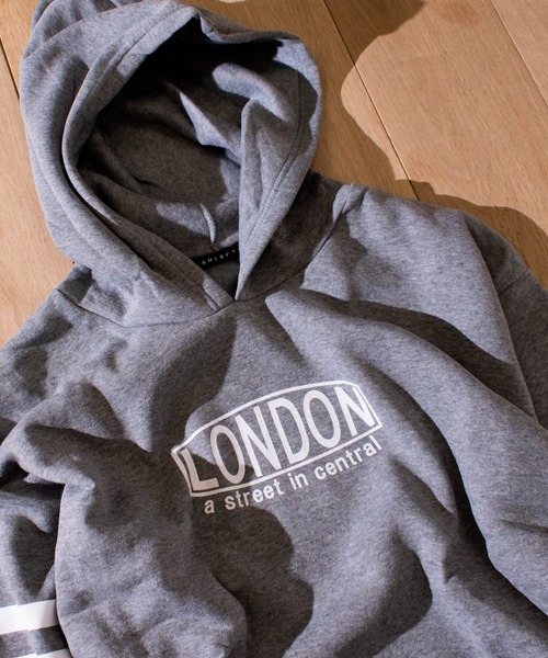 JOHN'S CLOSET（ジョンズクローゼット）の「【40I】裏起毛　プリント　ビッグシルエット プルパーカー（パーカー・メンズ・ホワイト系その他/ホワイト系その他2/ホワイト系その他3/ブラック系その他/ブラック系その他2/ブラック系その他3/ブラック系その他4/ブラック系その他5/グレー系その他/グレー系その他2/グレー系その他3/グレー系その他4/グレー系その他5/グレー系その他6/ベージュ系その他/ベージュ系その他2/ブルー系その他/ブルー系その他2/ピンク系その他/ピンク系その他2・MEDIUM/LARGE/X-LARGE）」の21枚目の写真