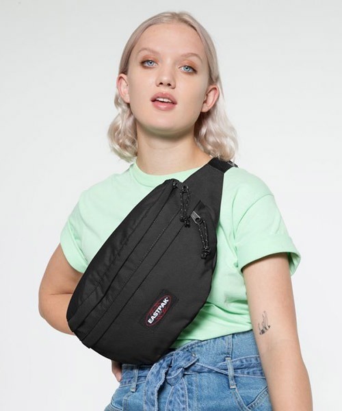EASTPAK(イーストパック )の「SPRINGER XXL CORE COLORS(ボディバッグ/ウエストポーチ)」|ブラック