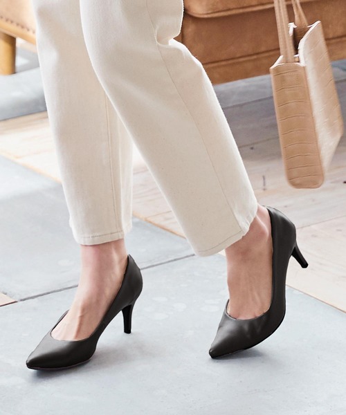 KOBE LETTUCE（コウベレタス）の「ポインテッドトゥ7ｃｍヒールパンプス（パンプス・レディース・ブラック/ベージュ/ターコイズブルー/シルバー/ラベンダー/ホワイト系その他/ブラック系その他/オレンジ系その他/グレイッシュベージュ/マスタード/アイボリー/ブラウン系その他/ブラック系その他2/ベージュ系その他/グリーン系その他3/その他/キャメル・LL/S/M/L）」の4枚目の写真