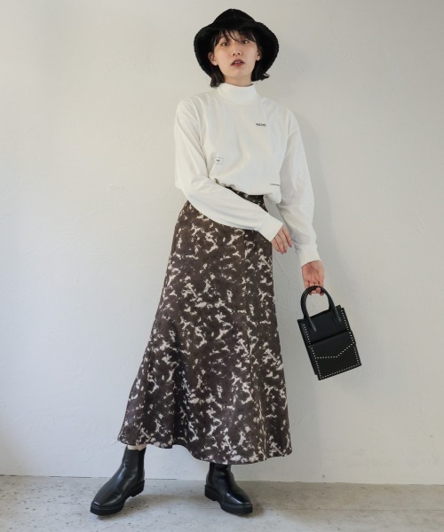 PAGEBOY(ページボーイ)の「ハイネックランダムロゴT /プリントロンT(Tシャツ/カットソー・レディース・オフホワイト/ブラック・FREE)」の4枚目の写真