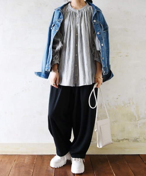 and it_（アンドイット）の「リラックスストレッチボリュームパンツ（その他パンツ・レディース・ブラック・LL/M/L）」の2枚目の写真