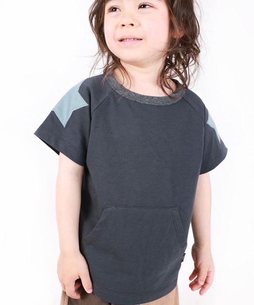 SUNDAYS SUN(サンデイズ サン)の「ポケット付きショルダーパッチTシャツ(Tシャツ/カットソー・キッズ・チャコールグレー/ブラウン/ベージュ/サックスブルー・80/140/130/120/100/110/90)」の2枚目の写真