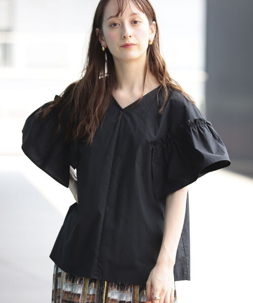 Ray BEAMS（レイビームス）の「Ray BEAMS / ギャザー フリルスリーブ Vネック ブラウス（シャツ/ブラウス・レディース・ホワイト/ライトブルー/ブラック・ONE SIZE）」の3枚目の写真