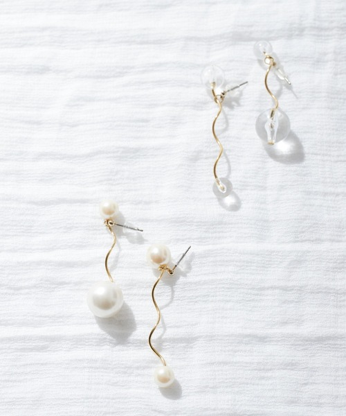 DRWCYS(ドロシーズ)の「ウェーブアシメピアス(ピアス(両耳用)・レディース・ホワイト/マルチ・FREE)」の2枚目の写真