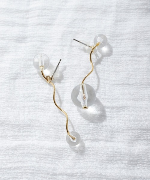 DRWCYS(ドロシーズ)の「ウェーブアシメピアス(ピアス(両耳用)・レディース・ホワイト/マルチ・FREE)」の1枚目の写真