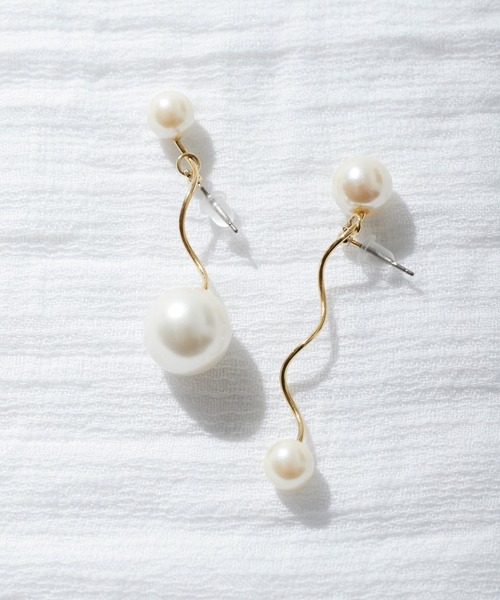 DRWCYS(ドロシーズ)の「ウェーブアシメピアス(ピアス(両耳用)・レディース・ホワイト/マルチ・FREE)」の4枚目の写真