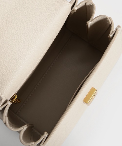 CHARLES & KEITH(チャールズ & キース)の「トップハンドル チェーンリンクトラペーズバッグ / Top Handle Chain Link Trapeze Bag(ハンドバッグ・レディース・ブラック/ダークグリーン/クリーム/マスタード・S)」の15枚目の写真