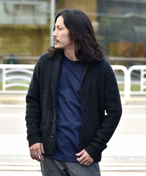 SHIPS(シップス)の「SHIPS:〈手洗い可能〉ミドルゲージ ランダムアラン ショールカラー カーディガン(カーディガン/ボレロ・メンズ・ブラック/グレー/ネイビー/キャメル・SMALL/MEDIUM/LARGE/X-LARGE)」の2枚目の写真