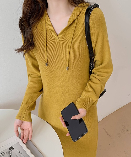 Jewelobe(ジュエローブ)の「フーディーロングニットワンピース(ワンピース・レディース・アイボリー/イエロー/ブラック/ベージュ・FREE)」の2枚目の写真