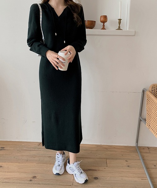 Jewelobe(ジュエローブ)の「フーディーロングニットワンピース(ワンピース・レディース・アイボリー/イエロー/ブラック/ベージュ・FREE)」の4枚目の写真