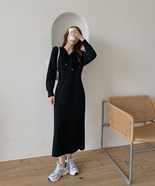 Jewelobe(ジュエローブ)の「フーディーロングニットワンピース(ワンピース・レディース・アイボリー/イエロー/ブラック/ベージュ・FREE)」の5枚目の写真