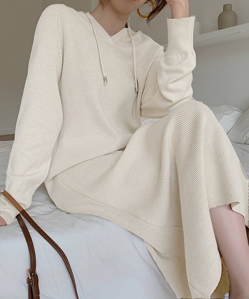 Jewelobe(ジュエローブ)の「フーディーロングニットワンピース(ワンピース・レディース・アイボリー/イエロー/ブラック/ベージュ・FREE)」の14枚目の写真