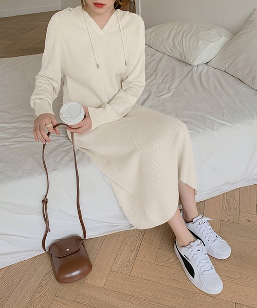Jewelobe(ジュエローブ)の「フーディーロングニットワンピース(ワンピース・レディース・アイボリー/イエロー/ブラック/ベージュ・FREE)」の7枚目の写真