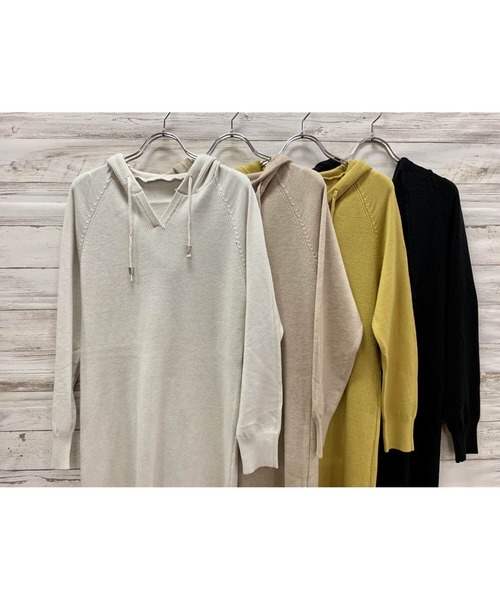 Jewelobe(ジュエローブ)の「フーディーロングニットワンピース(ワンピース・レディース・アイボリー/イエロー/ブラック/ベージュ・FREE)」の8枚目の写真