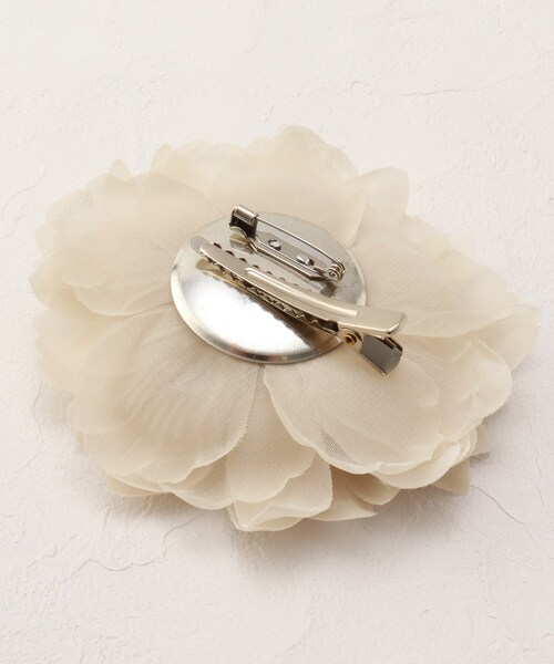 OPAQUE.CLIP（オペークドットクリップ）の「◆3フラワーコサージュ（ブローチ/コサージュ・レディース・ライトベージュ/ネイビー・00）」の3枚目の写真