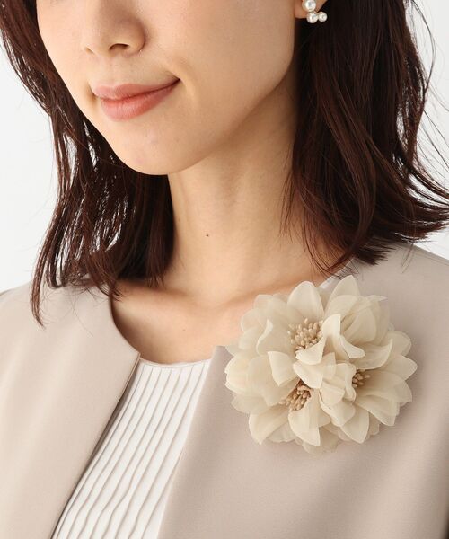 OPAQUE.CLIP（オペークドットクリップ）の「◆3フラワーコサージュ（ブローチ/コサージュ・レディース・ライトベージュ/ネイビー・00）」の6枚目の写真