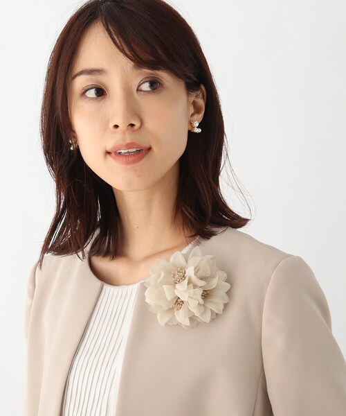 OPAQUE.CLIP（オペークドットクリップ）の「◆3フラワーコサージュ（ブローチ/コサージュ・レディース・ライトベージュ/ネイビー・00）」の4枚目の写真