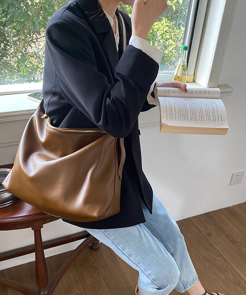 HALEY PESCA(ヘーリーペスカ)の「HALEY PESCA/大容量 合成皮革ショルダーバッグ(ショルダーバッグ・レディース・ブラック/グレー/ブラウン・FREE)」の7枚目の写真