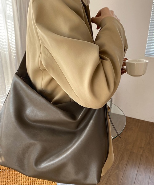 HALEY PESCA(ヘーリーペスカ)の「HALEY PESCA/大容量 合成皮革ショルダーバッグ(ショルダーバッグ・レディース・ブラック/グレー/ブラウン・FREE)」の8枚目の写真