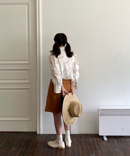 me+em select（ミームセレクト）の「花柄パワーショルダークロップドシャツブラウス（シャツ/ブラウス・レディース・アイボリー・FREE）」の5枚目の写真