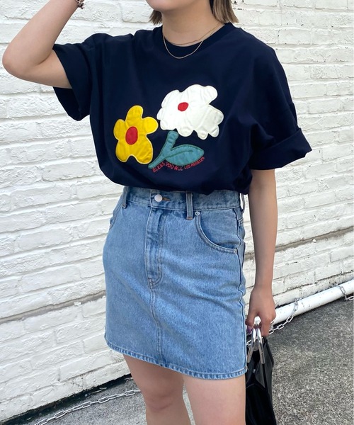 WHO'S WHO gallery（フーズフーギャラリー）の「【BLESS YOU/ブレスユー】フラワーワッペン刺繍TEE（Tシャツ/カットソー・レディース・アッシュグレー/ネイビー/ホワイト/グリーン・FREE）」の4枚目の写真