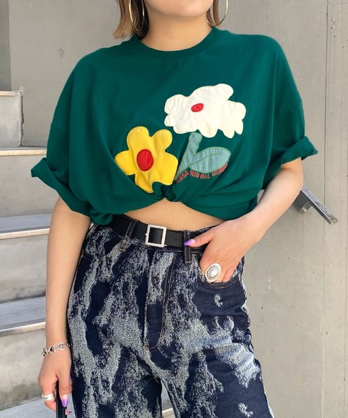 WHO'S WHO gallery（フーズフーギャラリー）の「【BLESS YOU/ブレスユー】フラワーワッペン刺繍TEE（Tシャツ/カットソー・レディース・アッシュグレー/ネイビー/ホワイト/グリーン・FREE）」の3枚目の写真