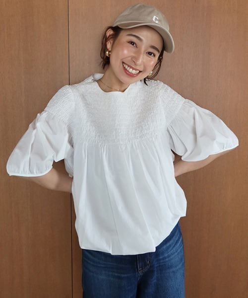 CREDONA（クレドナ）の「シャーリングハーフスリーブBL（シャツ/ブラウス・レディース・ブラック/オフホワイト・FREE）」の2枚目の写真