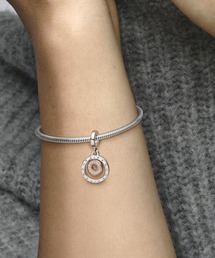 PANDORA（パンドラ）の「ツートーン ロゴ サークル ダングル チャーム