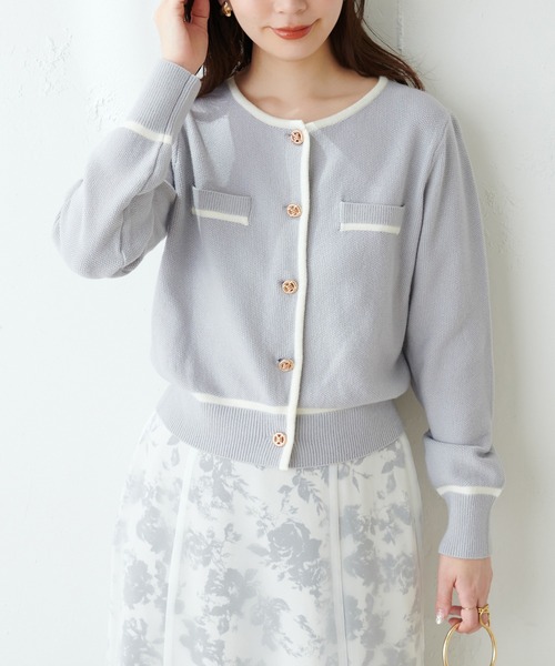 natural couture(ナチュラルクチュール)の「バイカラー金釦カーディガン(カーディガン/ボレロ・レディース・サックスブルー/オフホワイト/ブラック・FREE)」の3枚目の写真