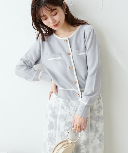 natural couture(ナチュラルクチュール)の「バイカラー金釦カーディガン(カーディガン/ボレロ・レディース・サックスブルー/オフホワイト/ブラック・FREE)」の5枚目の写真